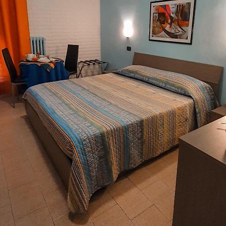 Hotel Mediterraneo 焦维纳佐 外观 照片